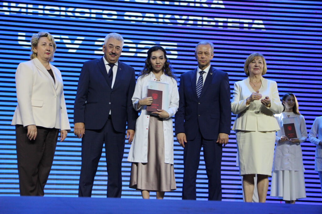 Торжественная церемония вручения диплома врача - выпускника медицинского факультета ЧГУ 2025 (Фоторепортаж)